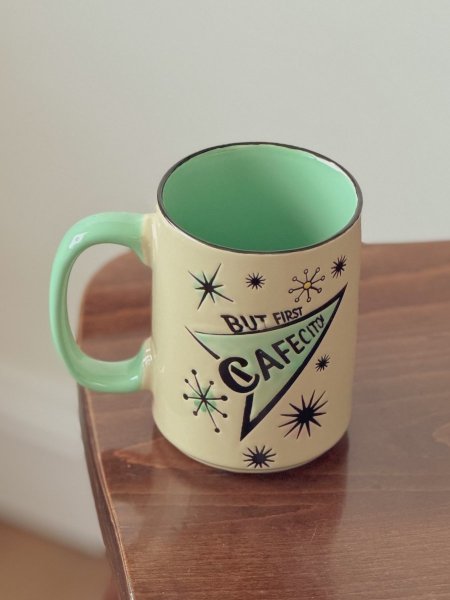 كوب بعبارة "but first cafeciton"